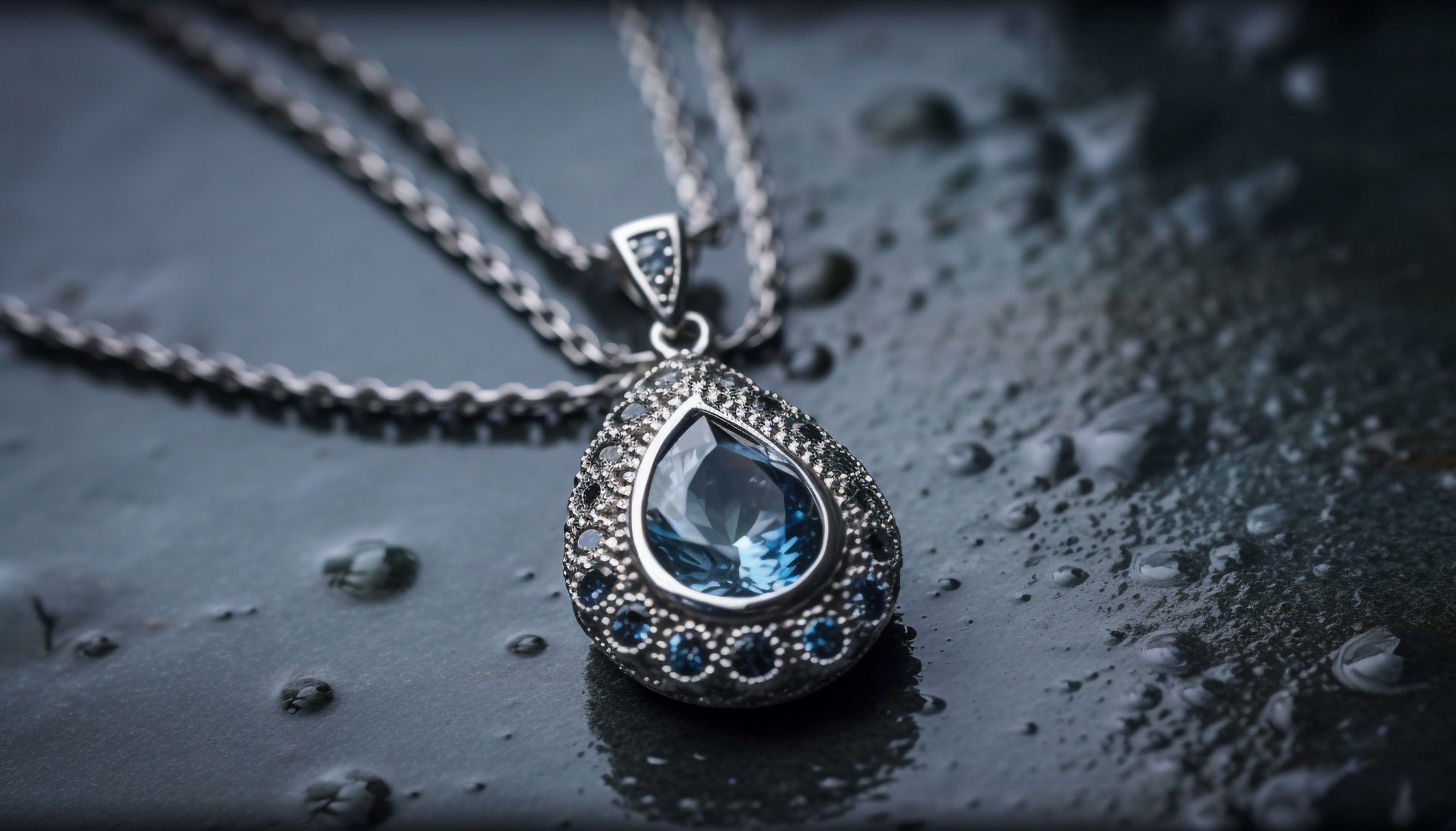A pendant necklace: How to Wear It?